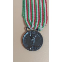 Medaglia  CONIATA NEL BRONZO NEMICO - GUERRA PER L'UNITA' D'ITALIA  1915 - 1918